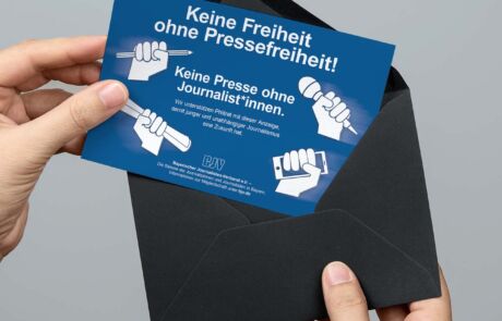 Grafikdesign Illustration für Pressefreiheit Karte im Umschlag wird von Händen herausgenommen