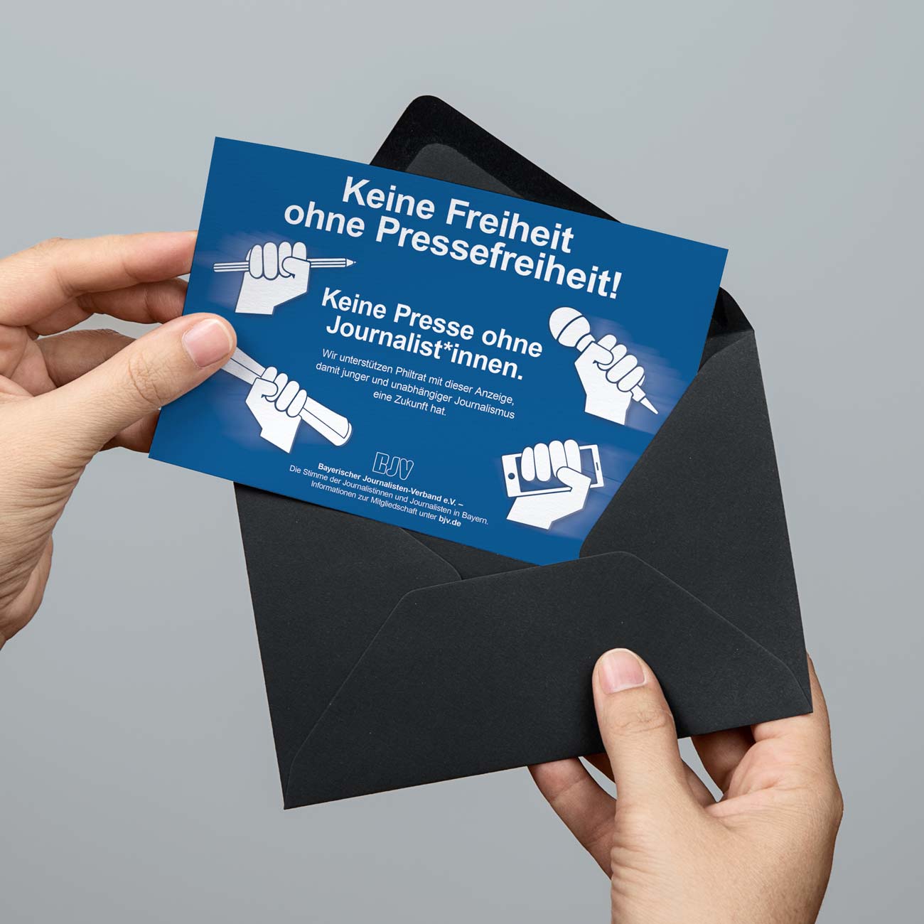 Grafikdesign Illustration für Pressefreiheit Karte im Umschlag wird von Händen herausgenommen
