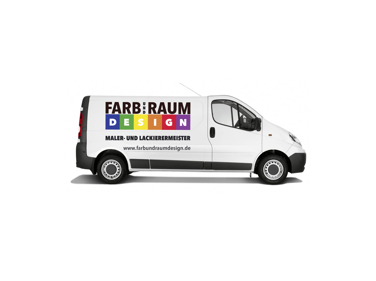 Logo Designer auf Auto von sehenundmachen - weisses Auto 6farbiges Logo